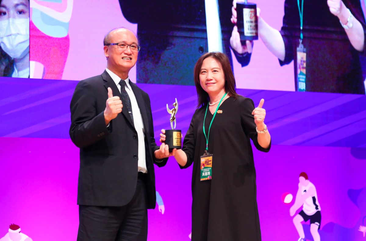 ▲全球人壽再次榮獲教育部體育署頒發「109年運動企業認證」，由教育部常務次長林騰蛟（圖左）授獎，由全球人壽人資長吳惠玲（圖右）代表領獎。（圖／全球人壽提供）