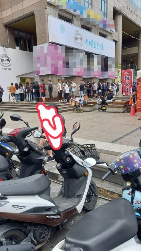▲原PO貼出照片,不滿排隊人潮佔據自己原本臨時吃飯的位置。(圖/翻攝Dcard)