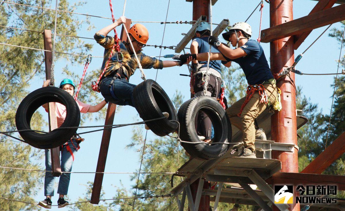 ▲學員除了依循教練指導學習過關技巧，還要記得跟團員合作，順利過關達標後，團隊成員興奮的尖叫聲響徹整個園區。（圖／記者李春台攝, 2020.11.11）