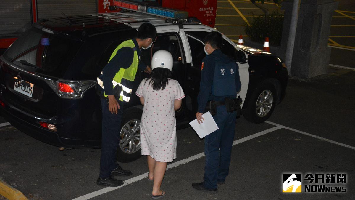 ▲黃女在初步偵訊後，於凌晨一點多移送市警局拘留。（圖／記者郭政隆攝影2020.11.12）