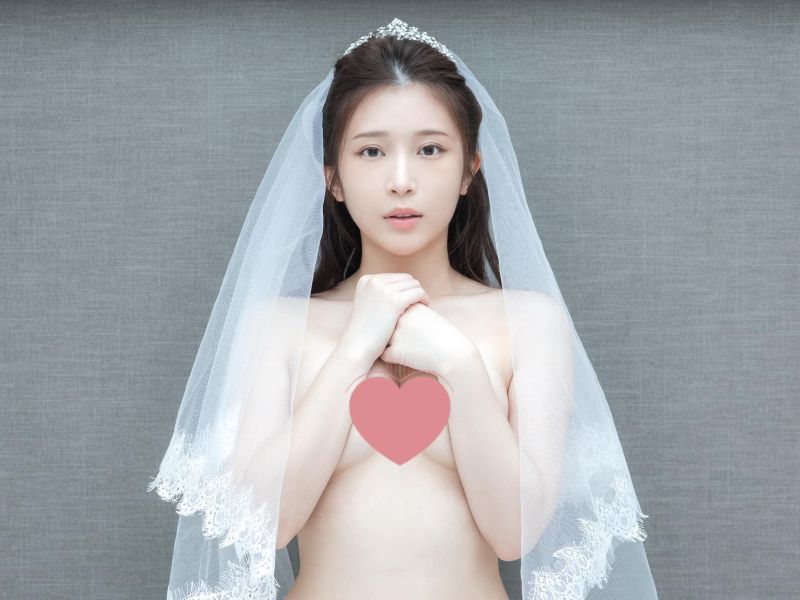 ▲雞排妹用手嬌羞地遮住胸口。(圖/雞排妹臉書)