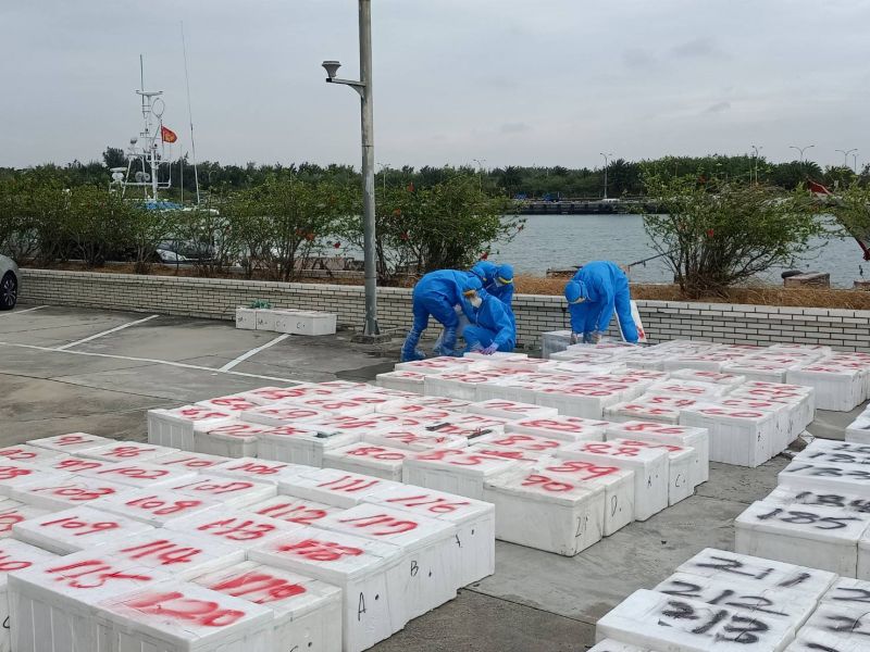 ▲2千多公斤的大閘蟹,市值約8百餘萬元。(圖/記者陳聖璋翻攝)
