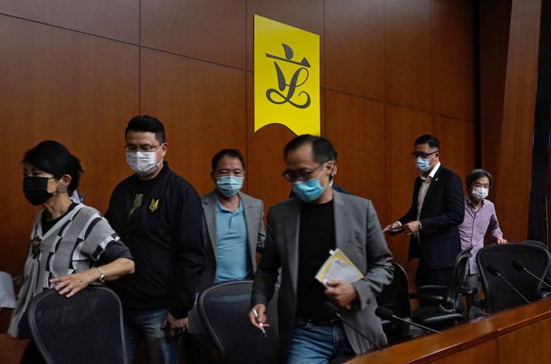 ▲為聲援4位民主派議員，香港立法會內剩下的15位民主派議員昨（ 11 ）日也宣布集體請辭。（圖／美聯社／達志影像）