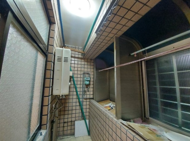 ▲一位男子陪同準備租屋的朋友看屋，沒想到卻發現熱水器裝在「奪命位置」。（圖／翻攝《爆怨2公社》）