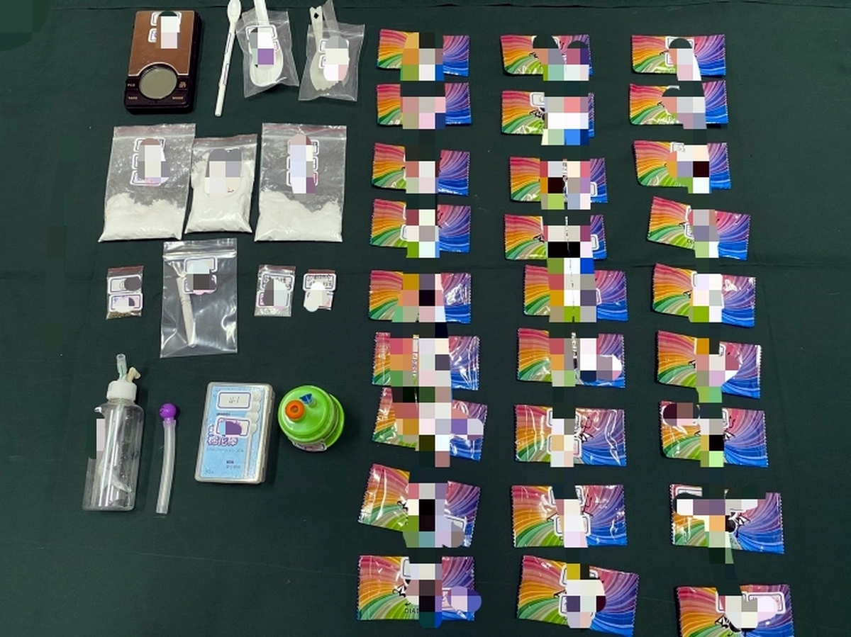 ▲光棍節凌晨毒品後太嗨失控，友人為保護發生拉扯壓制，警方於逗留現場6名年輕人盤查，吳女主動交付毒品，另在黃男車輛查扣各級毒品近300公克及吸食工具一組。（圖／屏東警分局提供,2020.11,12）