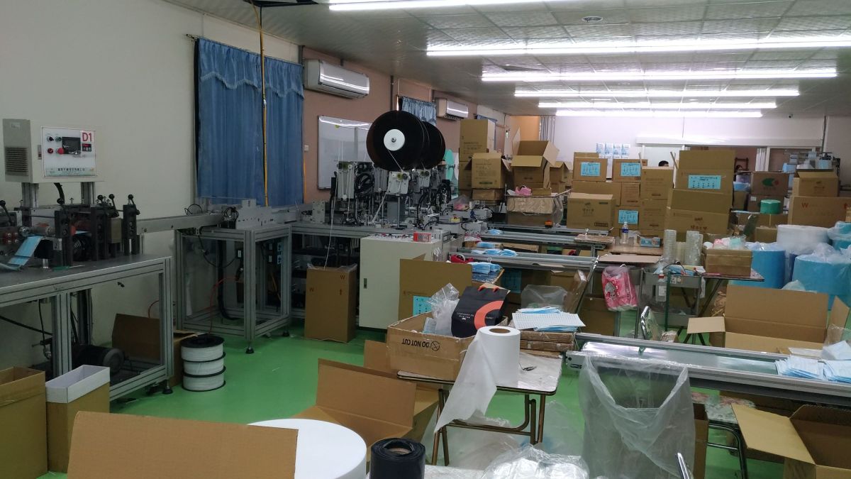 ▲彰化地檢署查獲口罩產商「健康天使」在未經許可下，私自擴充產線生產醫用口罩，現場查扣違法醫用口罩，口罩機2台、雙鋼印模具7組。（ 圖／彰檢提供，2020.11.12）