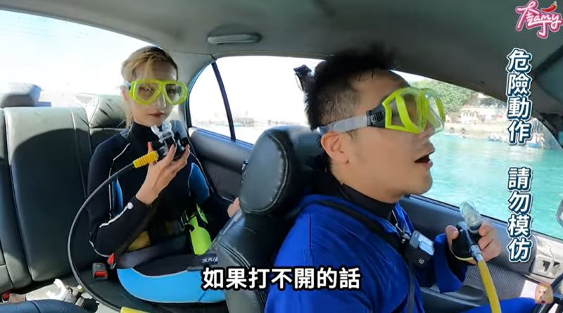 ▲奎丁(左)和谷阿莫(右)實測開車掉入海裡。(圖/奎丁