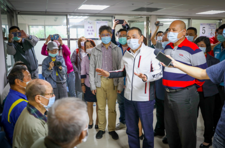 ▲新北市長侯友宜今(12)日到市立聯合醫院三重院區關心農漁民長者健檢情形，首次發送「農漁民健康指引手冊」。（圖/新北市政府提供）