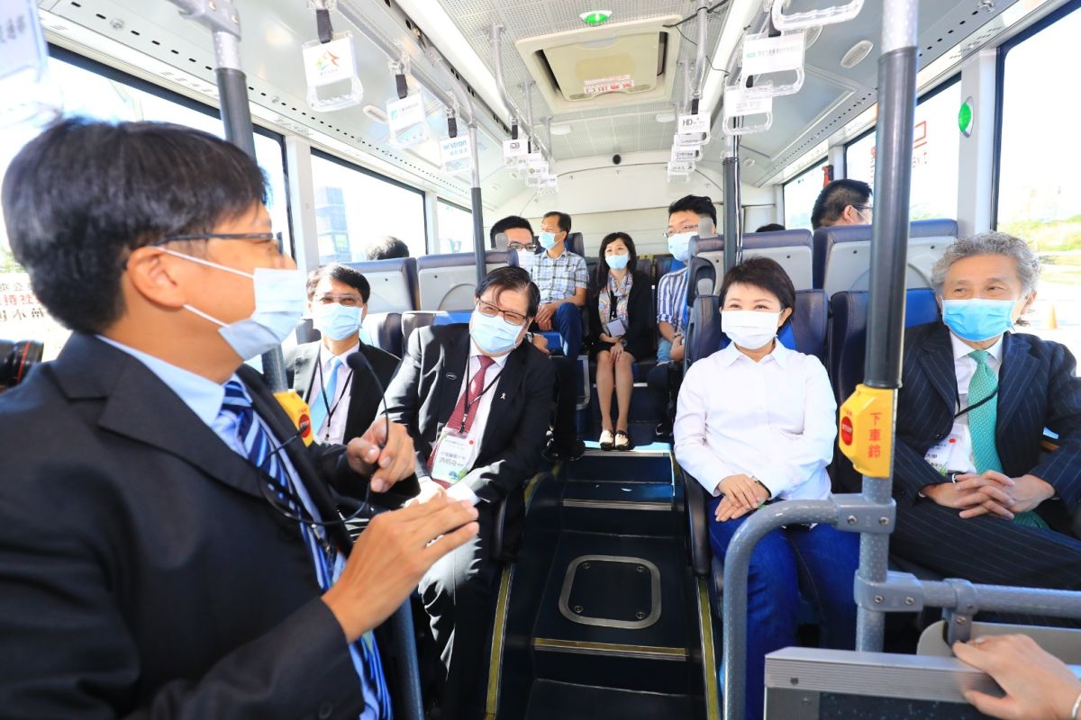 ▲台中水湳自駕巴士，市長盧秀燕試乘，體驗自駕巴士行駛在混流的中科路，肯定行駛過程「跟駕駛在開一樣平穩」。(圖／柳榮俊攝2020.11.12)