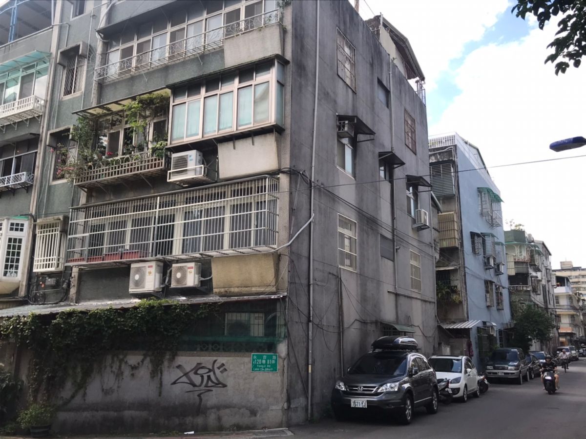 ▲信義區兒福中心附近有6塊基地將都更，目前當地多老舊公寓。（圖／NOWnews資料照片）