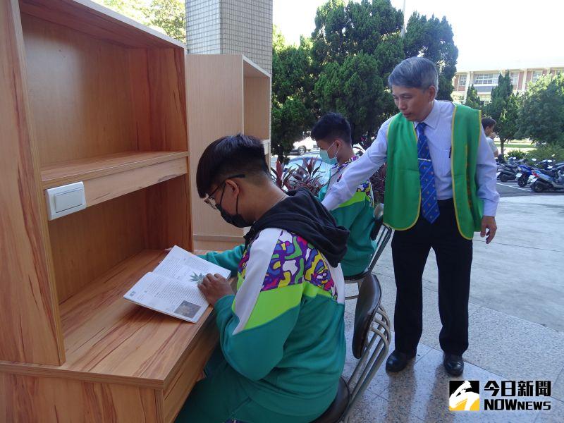 ▲每張書桌都以適合高中學生身高的尺寸製作,並且附上2枝LED檯燈,這樣就可以矯正學生因為設備不足導致不良讀書坐姿問題。(圖/記者陳雅芳攝,2020.11.12)