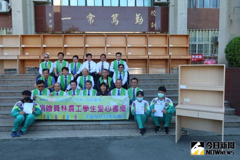 ▲員林扶輪捐贈15張愛心書桌給員林農工弱勢特殊境遇家庭等學生。(圖/記者陳雅芳攝,2020.11.12)