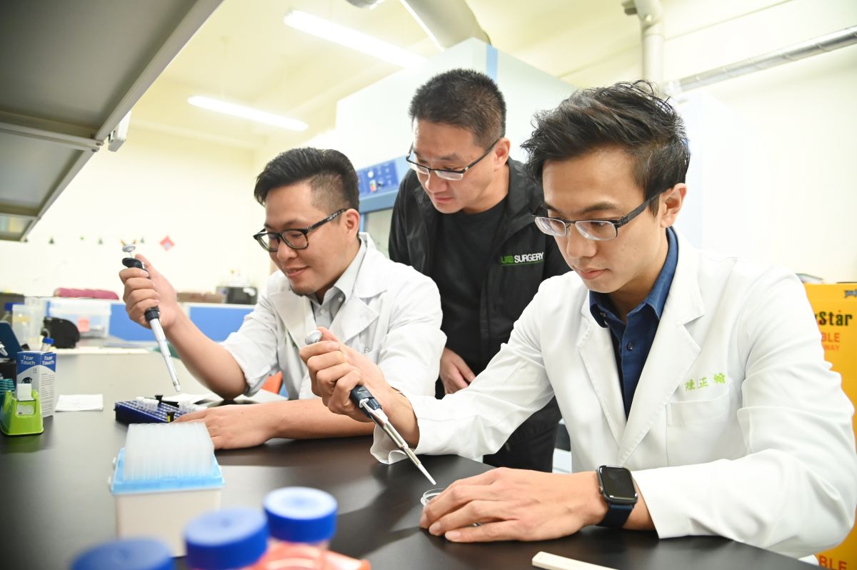 ▲清大醫工所教授鄭兆珉(中)指導醫師完成跨領域研究。左起：台大新竹分院整形外科醫師吳俞鋒、清華醫工所教授鄭兆珉、台北榮總急診醫師陳正翰。（照片由清大提供）