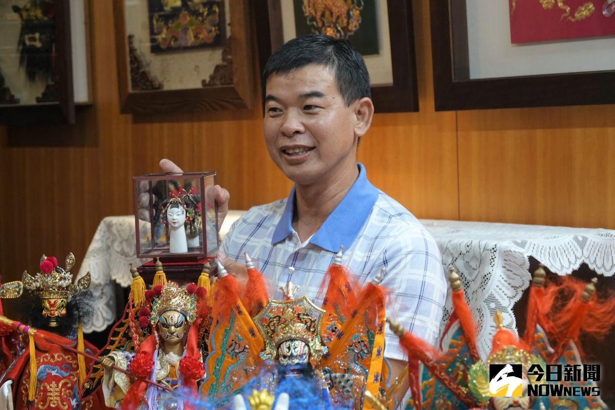 ▲鹿港鎮民黃晉瑩，熱愛宗教文化收藏了很多布袋戲偶，大大小小200多尊，精緻華麗的偶頭、戲服、冠帽琳瑯滿目。（圖／記者陳雅芳攝，2020.11.12）
