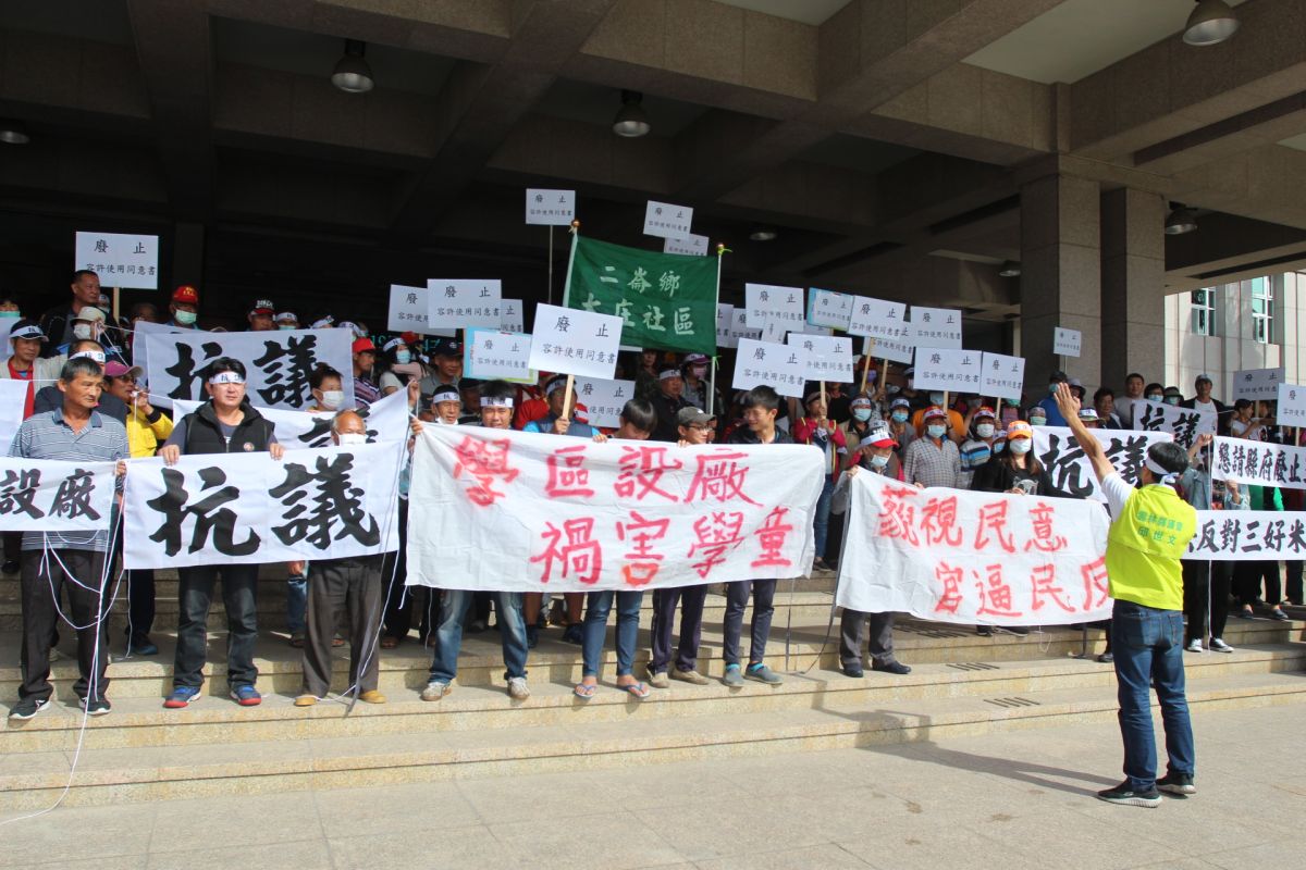 ▲二崙村民遞交陳情書。（圖／記者簡勇鵬攝，2020.11.12）