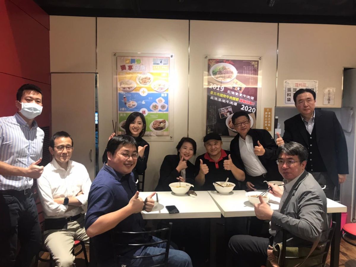 ▲台北市副市長黃珊珊與市府局處首長聲援店家，今（12）晚也前往店家享用「冠軍牛肉麵」。（圖／擷取自黃珊珊臉書）