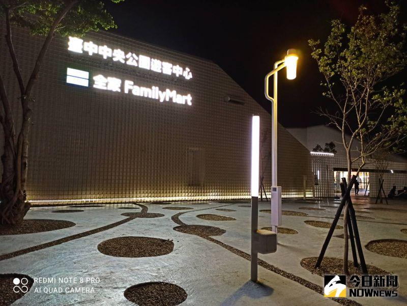 ▲24小時營業的全家中央公園店,彷如一盞永不熄滅的燈,照耀入夜後中央公園天空,成為遊客遊園指標。(圖/記者金武鳳攝,2020.11.13)