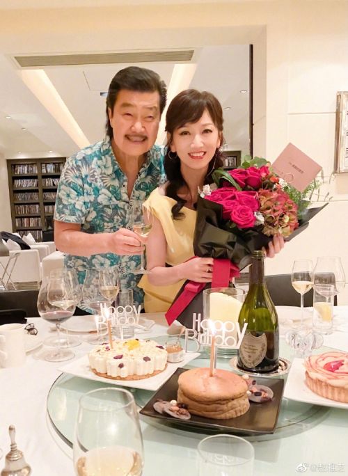 ▲趙雅芝（右）與黃錦燊（左）結婚40年仍然不時秀恩愛。（圖／摘自趙雅芝微博）
