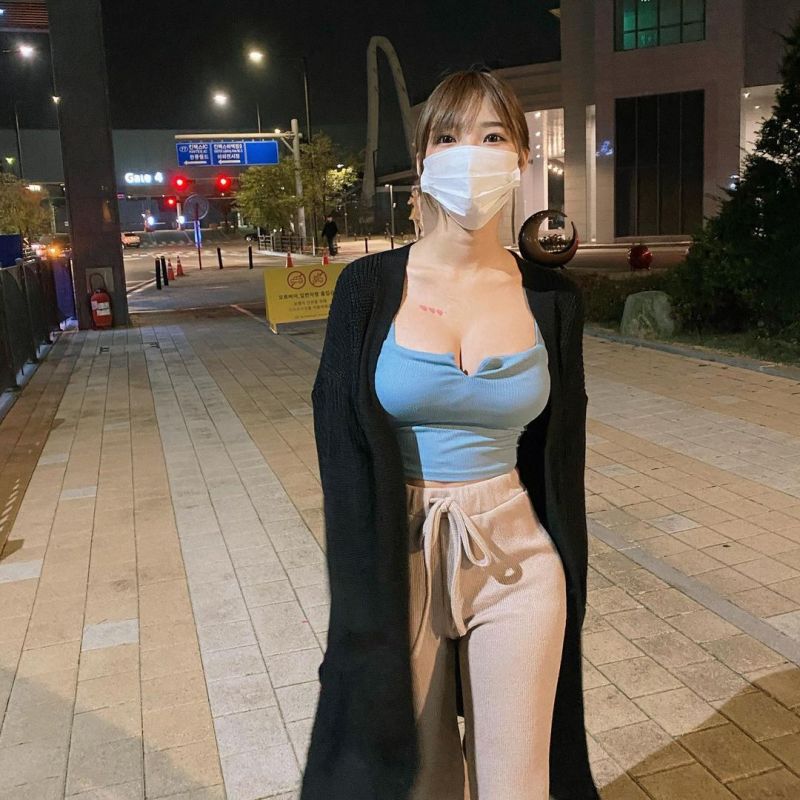 ▲Mina戴口罩的照片掀起網友熱議。(圖/Mina