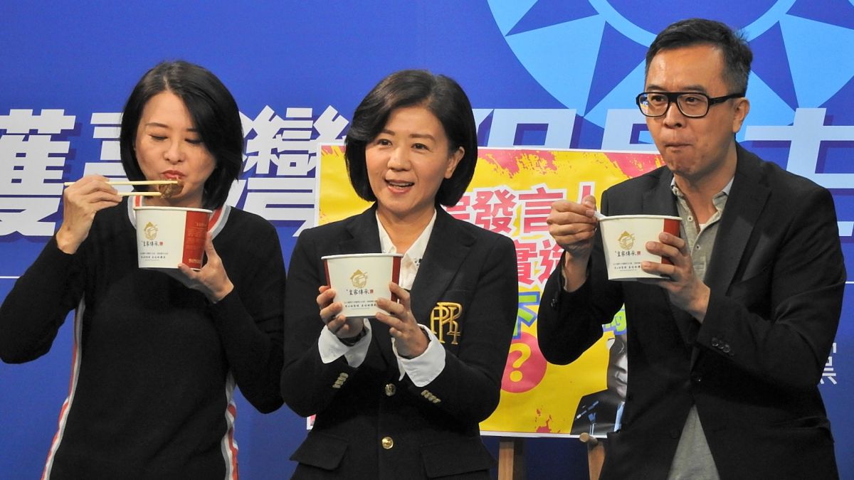 ▲國民黨文傳會主委王育敏、副主委王鴻薇、黃子哲大口吃牛肉麵，以實際行動譴責行政院發言人丁怡銘錯誤指控牛肉麵節冠軍店使用萊克多巴胺牛肉賣給民眾。（圖／記者陳弘志攝，2020.11.13）