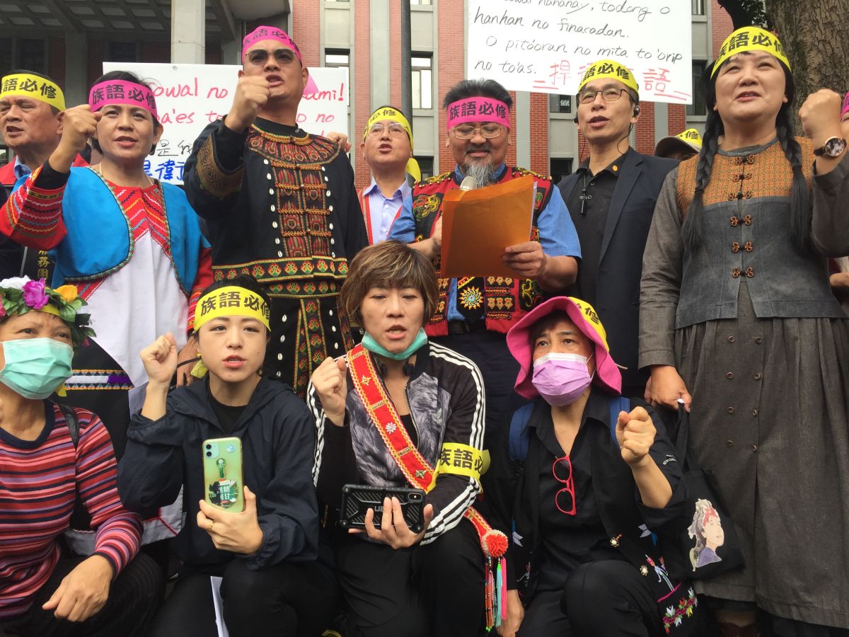 ▲上百名原住民教師、支持者與原民立委今（13）日上午於教育部門口高聲疾呼，並遞交陳情書，希望教育部依法行政，將族語納入部定必修。（圖／記者黃仁杰攝,2020.11.13）