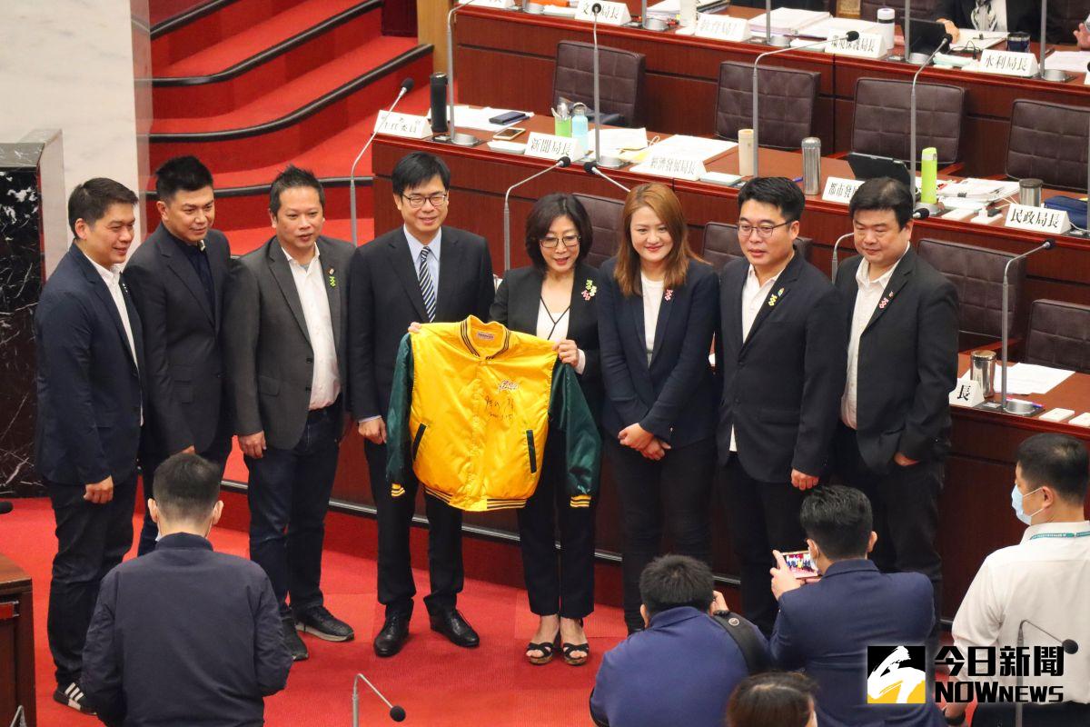 ▲議員康裕成帶著她珍藏的雷公隊球衣，向市長陳其邁要求要爭取明年職棒一軍例行賽在澄清湖棒球場舉行。（圖／記者鄭婷襄攝）