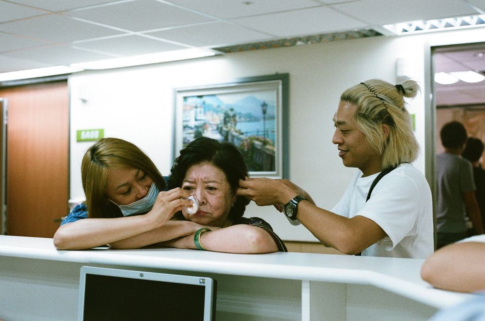 ▲陳淑芳（中）自認很愛哭，很容易掉眼淚。（圖／《孤味》臉書）

