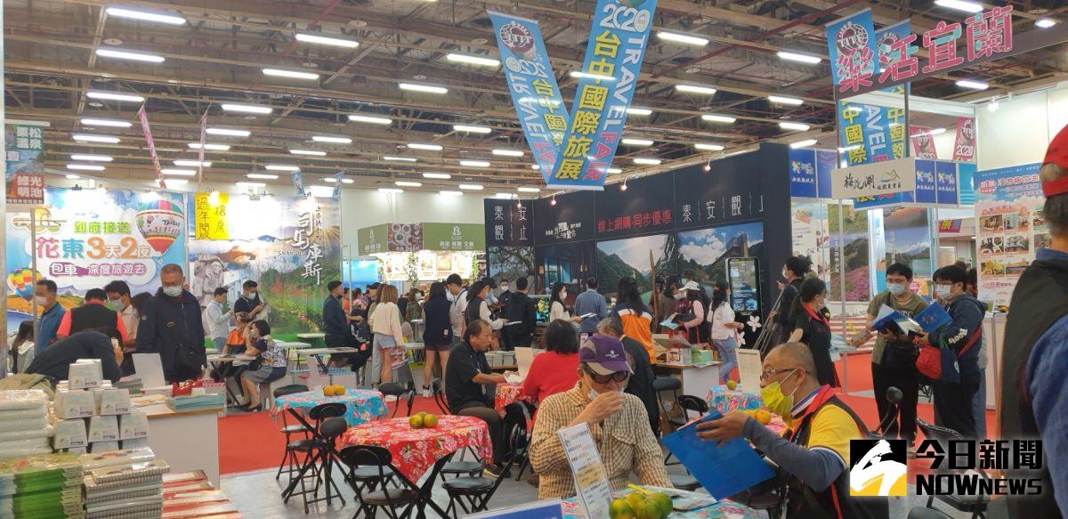 ▲秋季台中國際旅展今登場，首日即吸引大批民眾入場撿便宜。（圖／記者金武鳳攝，2020.11.13)