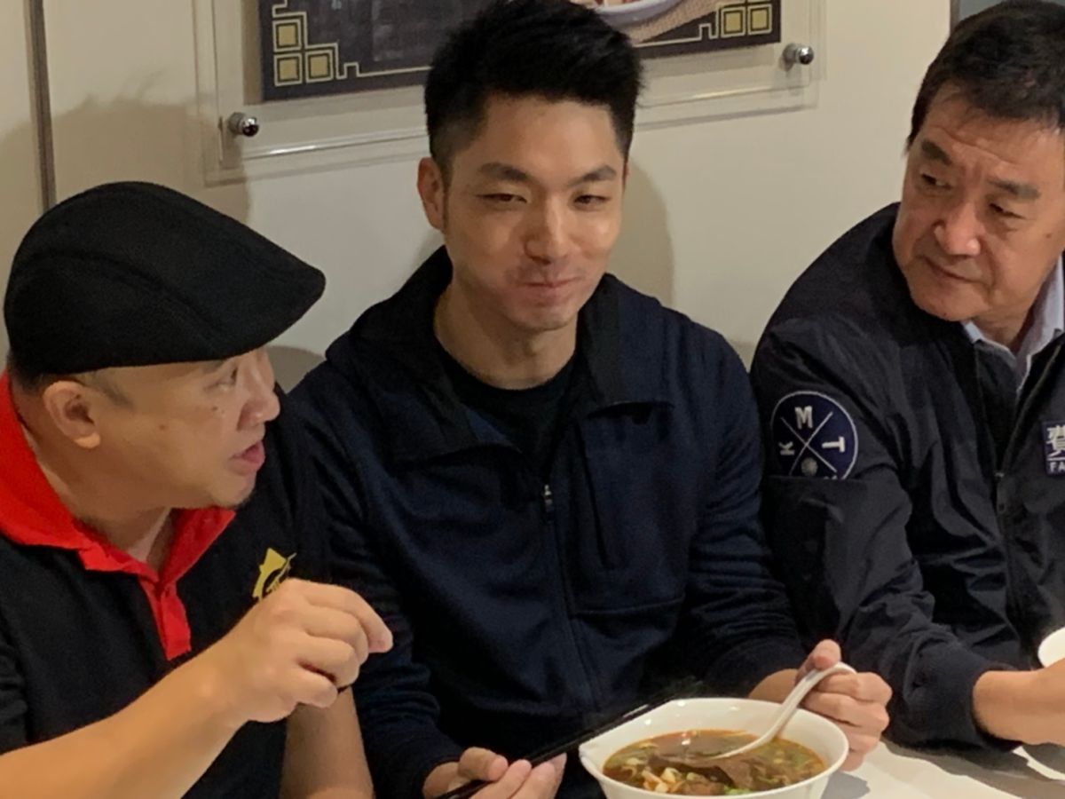 ▲國民黨團登門拜訪台北牛肉麵節奪冠店家，在牛肉麵店總經理和其他立委表達產業心聲時，蔣萬安低頭猛吃碗裡的牛肉麵，還露出滿意、幸福的笑容。　（圖／記者吳承翰攝）