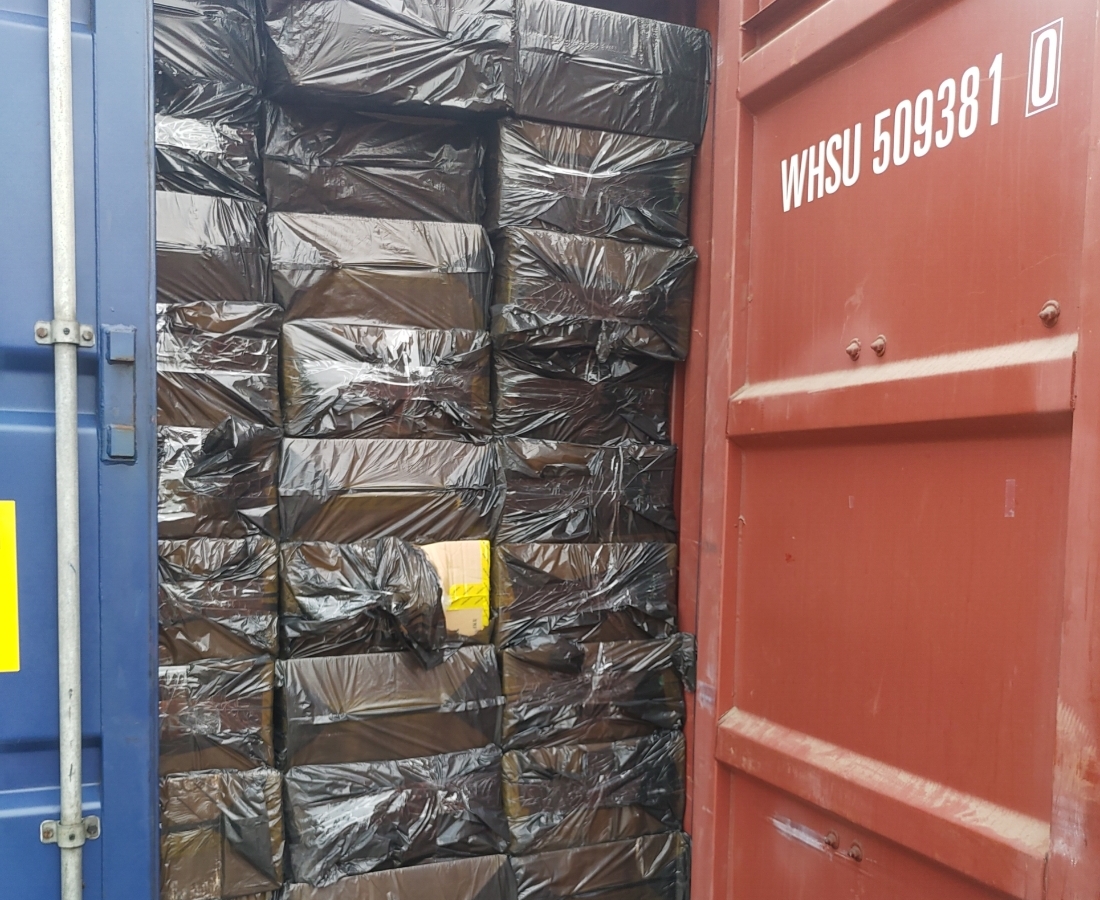 ▲財政部關務署高雄關在高雄港查獲2只貨櫃走私香菸。(圖／記者記者黃守作攝，2020.11.13)