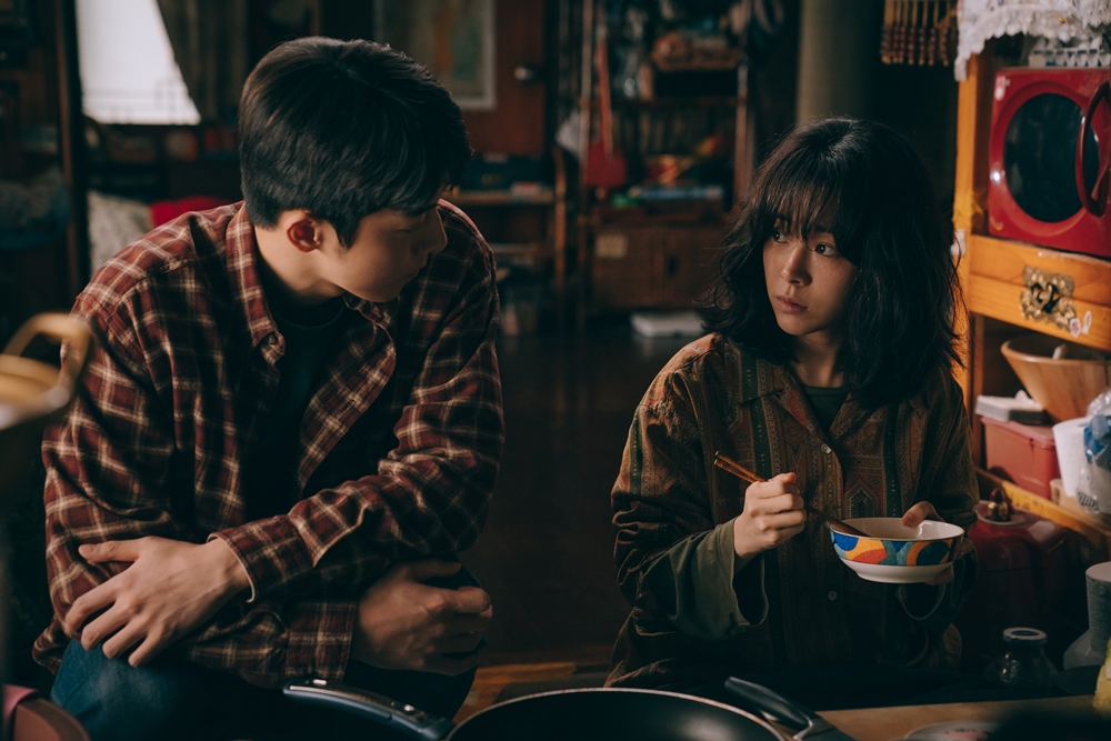 ▲片中，南柱赫（左）常到韓志旼家吃飯。（圖／龍祥電影）