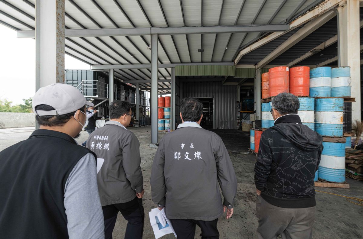 ▲鄭文燦今天上午前往新屋區，視察一間違章工廠斷水斷電執行情形，展現執法決心。（圖／桃園市政府提供）