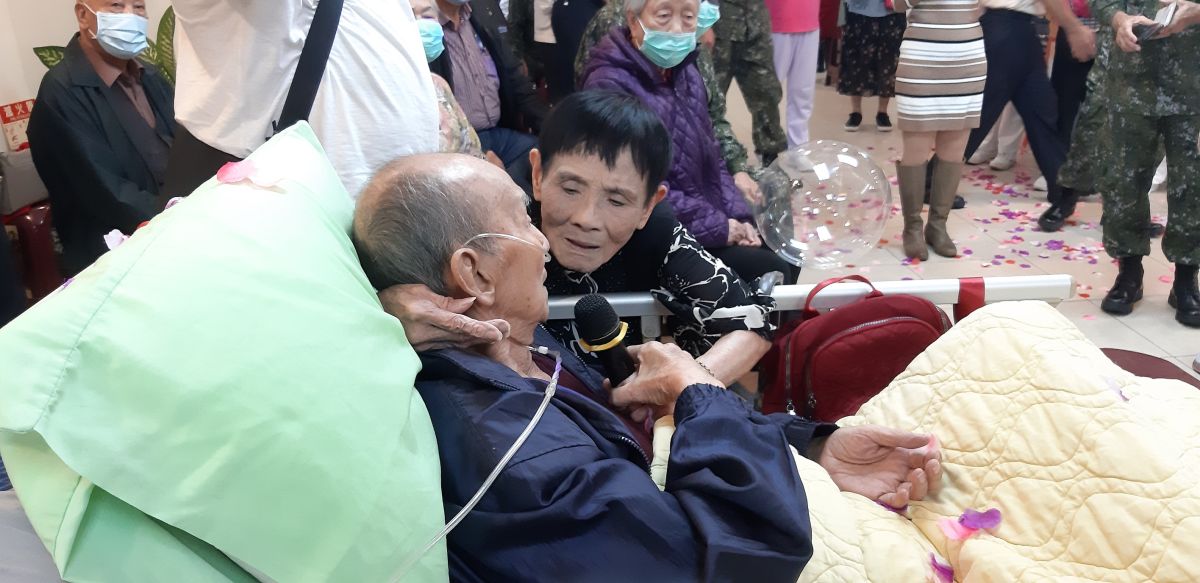 ▲新竹榮家13日為癌末的施伯伯舉辦生前告別式，施媽媽也為老伴深情獻唱歌曲，兩人還蓋下愛的手印，期許來生再續夫妻緣，場面讓人動容。（圖/新竹榮家提供）