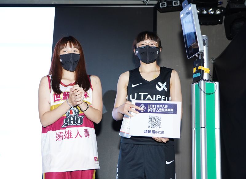 ▲世新陳育緹（左）與北市大陳姿華（右）為球迷示範進場防疫事項