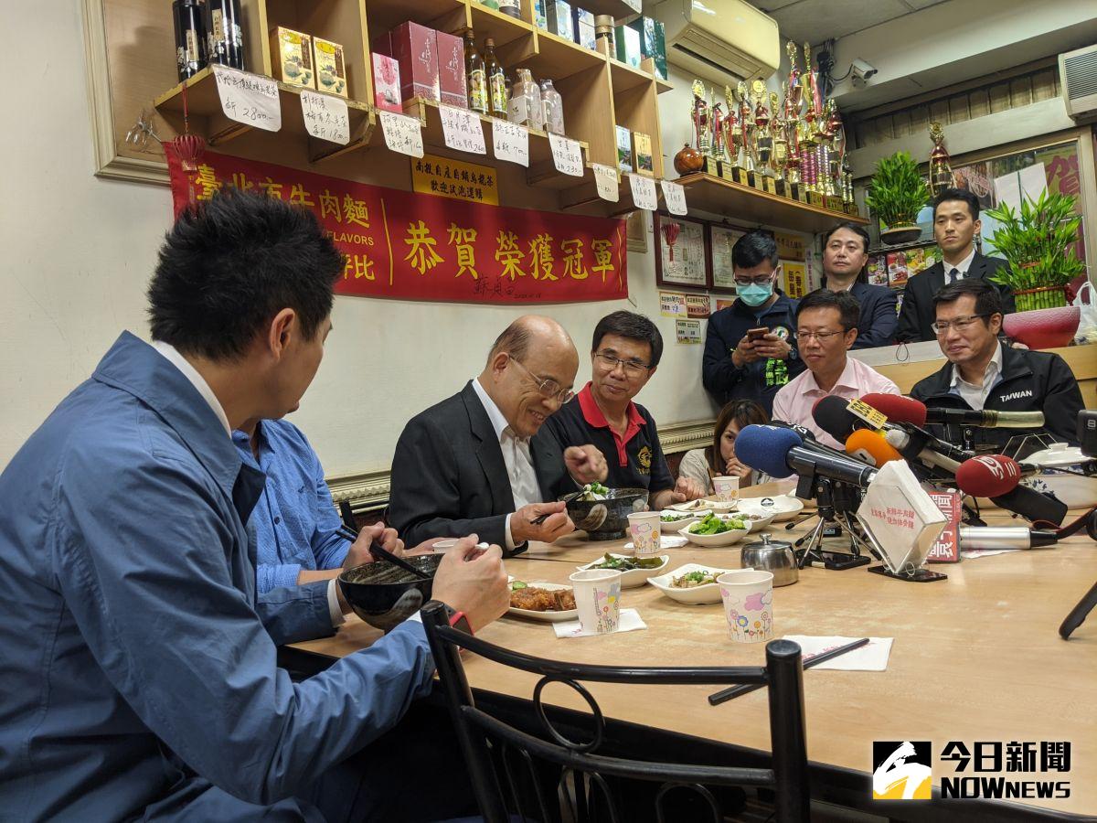 ▲為了平息牛肉麵風波，行政院長蘇貞昌（左二）帶行政院發言人丁怡銘（左一）、立委張宏陸（右二）和羅致政（右一）到麵店吃麵致歉。（圖／記者鄭宏斌攝，2020.11.13）