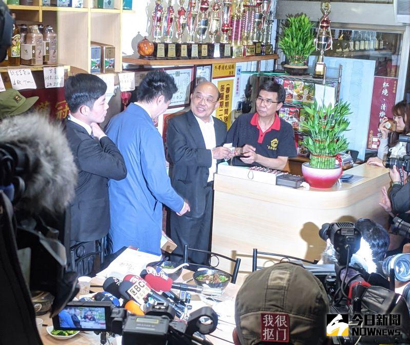 ▲行政院長蘇貞昌親自到牛肉麵店吃麵致歉,平息牛肉麵風波,吃完還自己掏出千元大鈔付帳。(圖/記者鄭宏斌攝,2020.11.13)