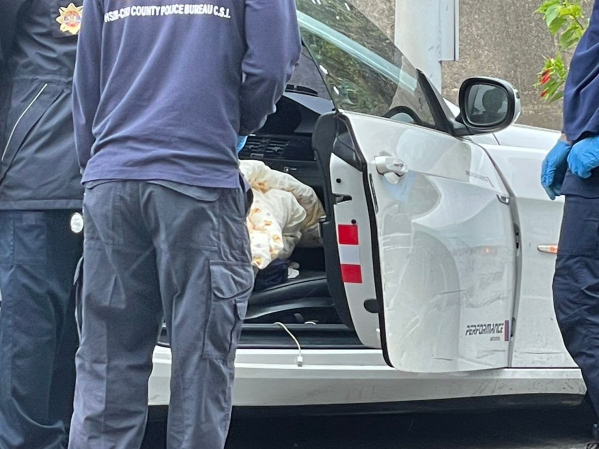 ▲新竹縣台3線上一名男子被棄屍在自己車上，車子撞上分隔島，駕駛逃逸，男子死亡躺在後座。(圖/記者金祐妤翻攝)