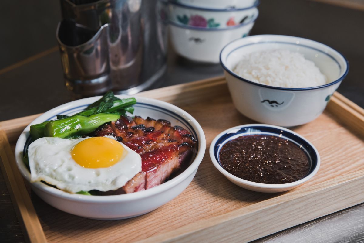 ▲香港美酒佳餚巡禮今年首度改為「線上 + 線下」方式舉辦，找來香港名廚戴龍，親自教大家做出電影《食神》中的「黯然銷魂飯」。（圖／香港旅遊局）