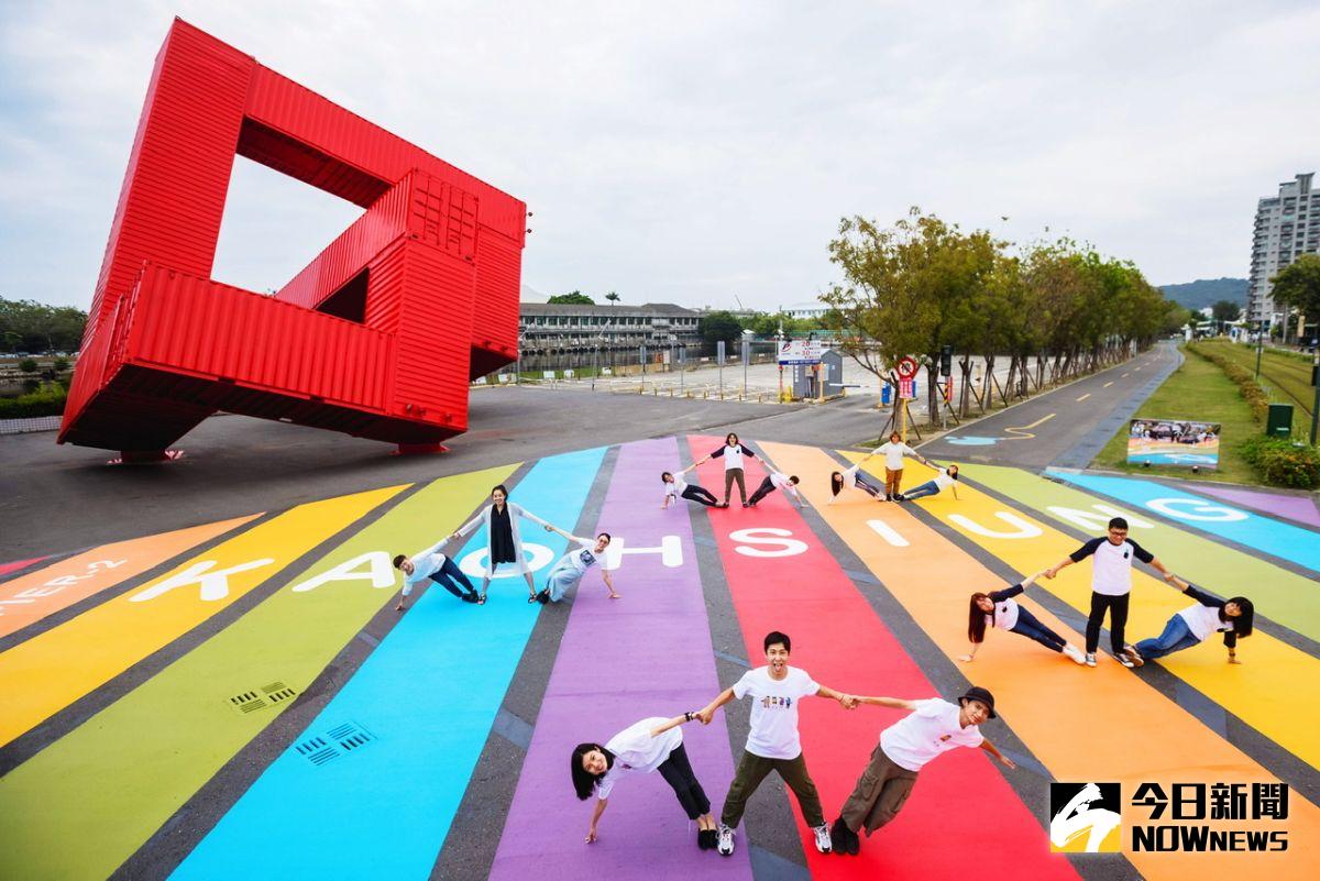 ▲ 駁二藝術特區大勇路底的紅色貨櫃前，出現了20公尺X18公尺超大彩虹地景。（圖／記者陳美嘉攝，2020.11.13）
