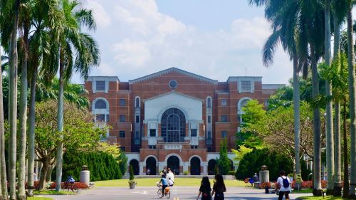 ▲今年台大電機與資工分數拉開，就有過來人點出關鍵。（示意圖／翻攝自台灣大學臉書）。