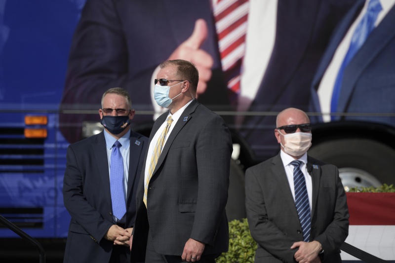 ▲外媒報導稱，美國特勤局至少有 130 人確診新冠肺炎，或因曾密切接觸確診者而被隔離，或許與選前頻繁的造勢活動有關。圖為特勤局員工近日於佛羅里達州的造勢現場進行維安等工作。（圖／美聯社／達志影像）