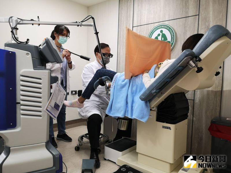 ▲CO2雷射新科技治療示意圖。(圖/記者陳雅芳攝,2020.11.14)