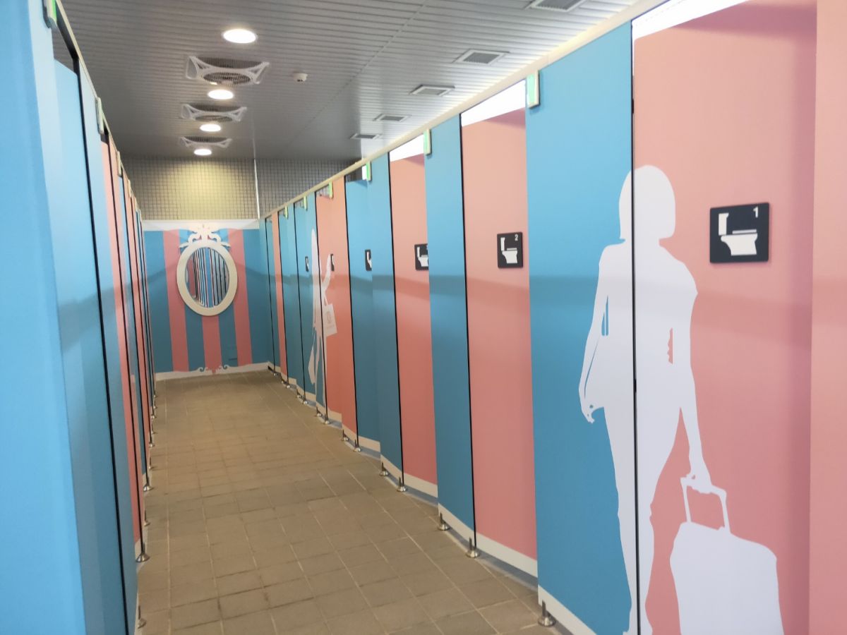▲台中捷運打造全台首創的5星級女廁，高鐵台中站以瑪莉公主風作為包裝，粉嫩色彩呈現都會時尚的氛圍。(圖／柳榮俊攝2020.11.14)