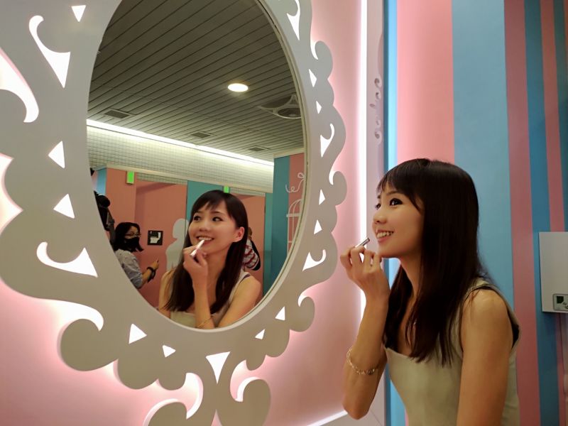 ▲台中捷運打造全台首創的5星級女廁,高鐵台中站以瑪莉公主風作為包裝,粉嫩色彩呈現都會時尚的氛圍。(圖/柳榮俊攝2020.11.14)