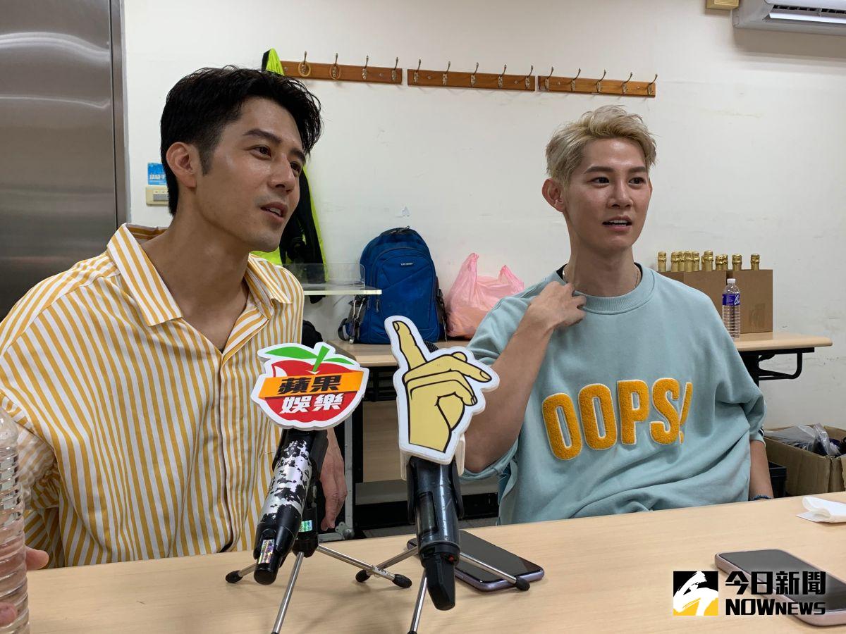 ▲胡宇威跟夏和熙首次為女壘開球。（圖／吳政紘攝）