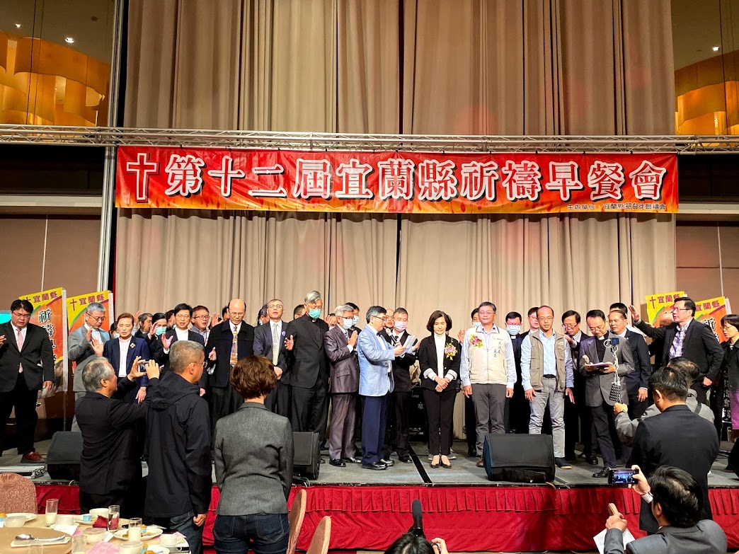 ▲出席祈禱早餐會的多位牧師為宜蘭縣政府執政團隊禱告。（圖／記者李清貴攝,2020.11.14)