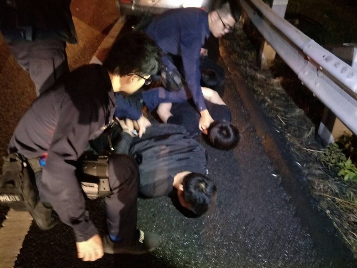 ▲平鎮警方追捕犯嫌，最後警網前後包夾，在中壢交流道南下匝道攔下犯嫌車輛，並將車上3名犯嫌壓制在地，順利逮捕歸案。（圖／平鎮分局提供）