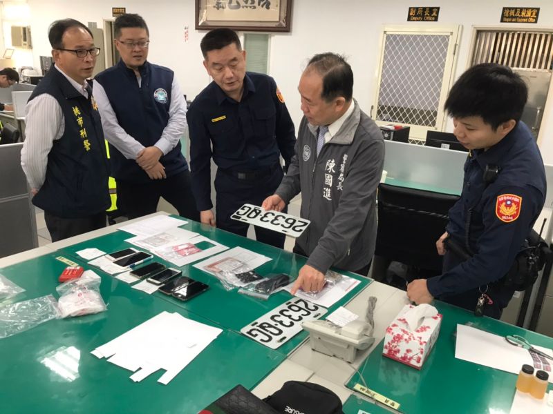 ▲桃園市警察局局長陳國進得知英勇負傷緝匪時,亦率刑大副大隊長許木生至北勢派出所慰問,並要求溯源除惡務盡。(圖/平鎮分局提供)