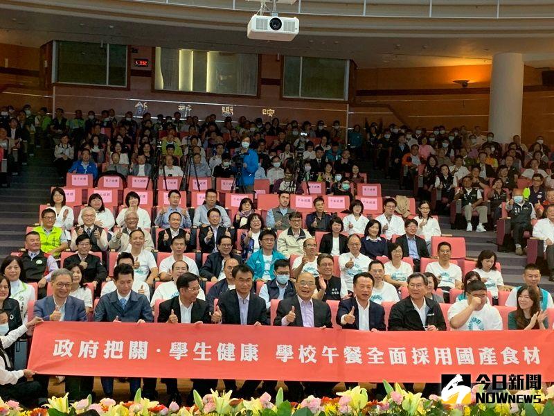 ▲行政院長蘇貞昌帶頭高呼「政府把關、學生健康」,宣示為學生食安把關。(圖/記者陳惲朋攝)
