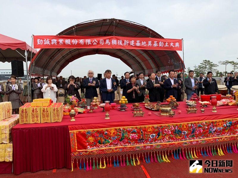▲嘉義縣長翁章梁團隊與勤誠興業團隊一起為開工祈福。(圖/記者陳惲朋攝)
